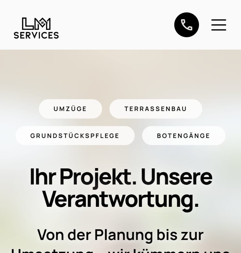 Kopfbereich der neuen Website auf dem Handy: Logo, ein runder Anruf-Button und das Menüsymbol, darunter die Leistungen als antippbare Schaltflächen und die Überschrift „Ihr Projekt. Unsere Verantwortung.“