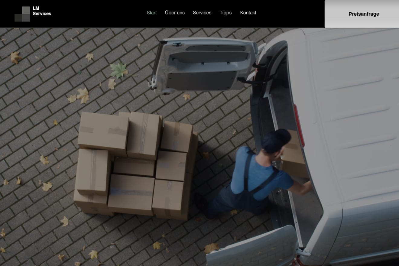 Startseite der alten Baukasten-Website von LM Services: Kopfzeile mit Logo, fünf Menüpunkten und einem Preisanfrage-Button, darunter ein großes Foto eines beladenen Transporters. Keine Telefonnummer, keine Überschrift.